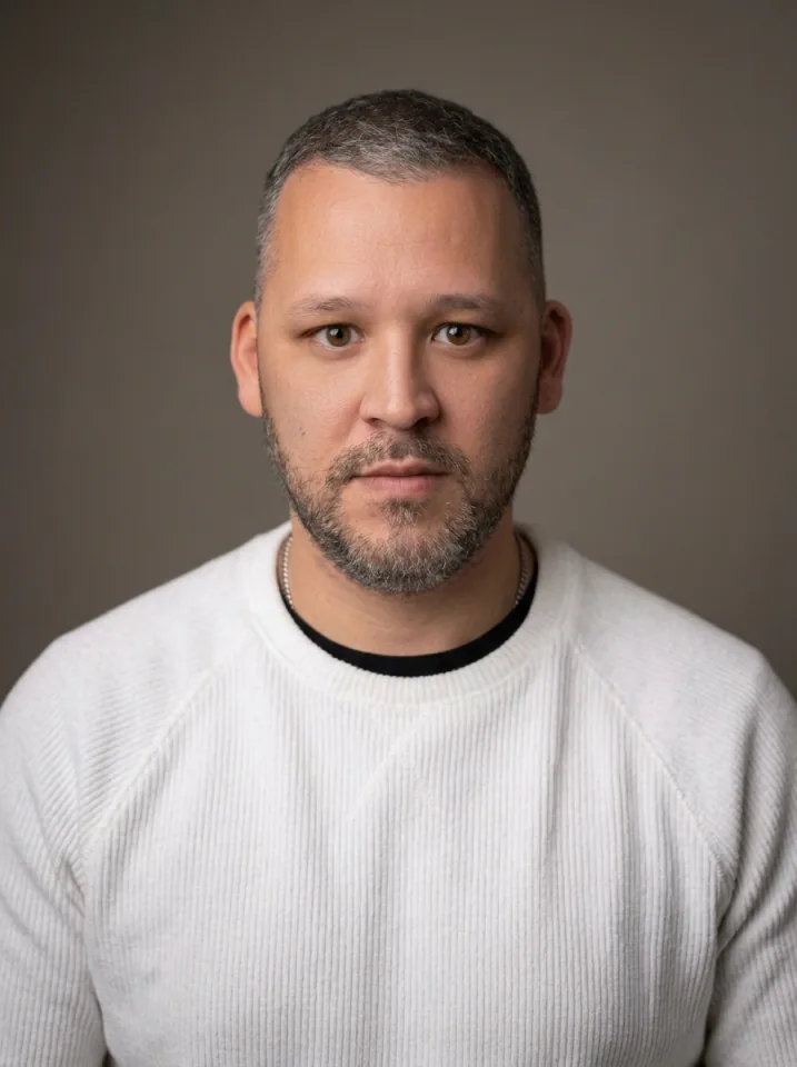 Retrato editorial de Gustavo Garozzo, Backend Engineer en Node.js y NestJS.